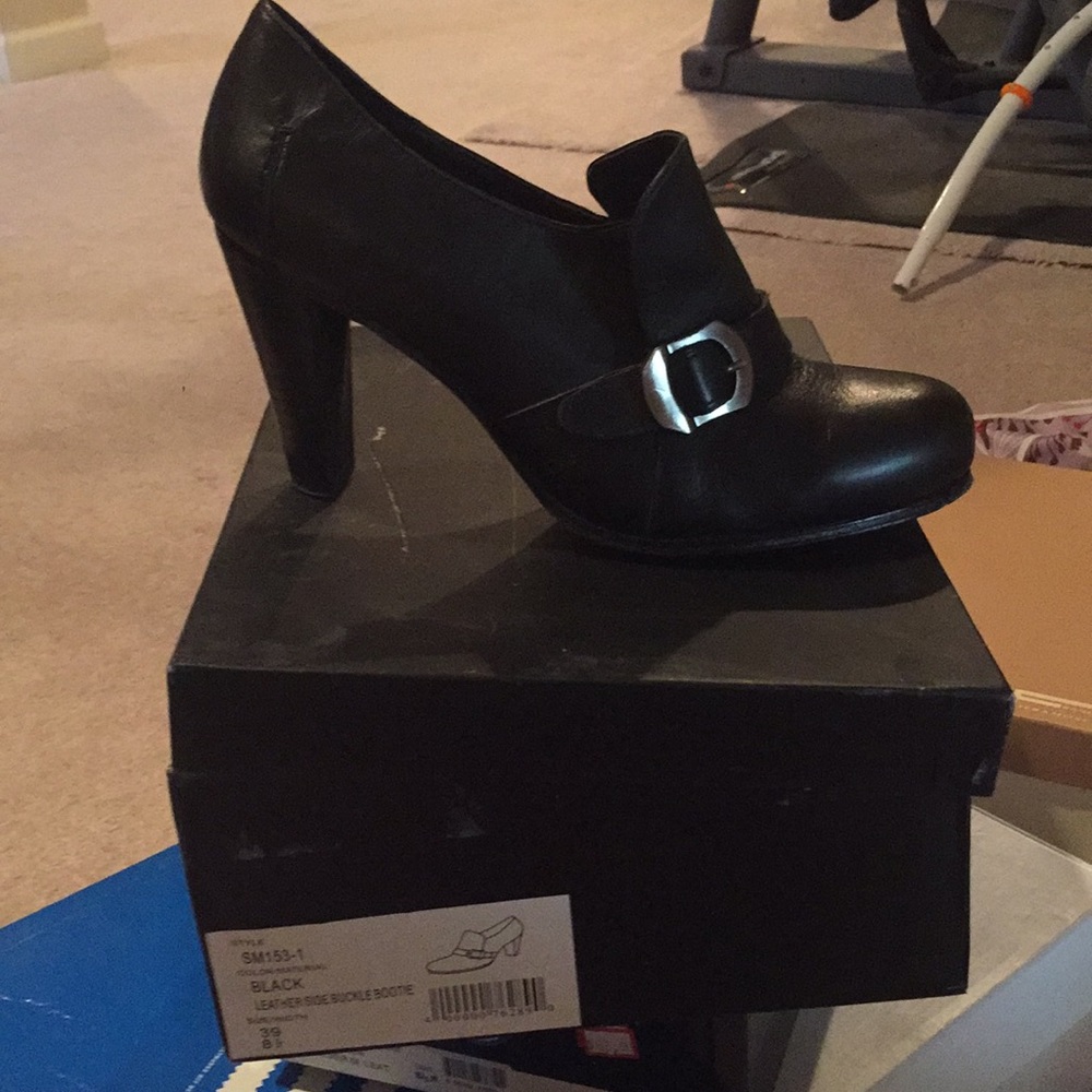 BCBG SIDE BUCKLE BOOTIE